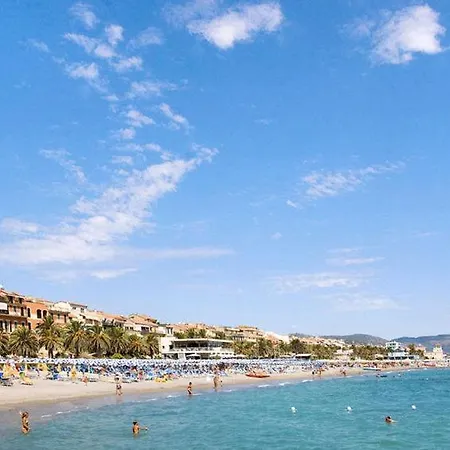 Sleeps 6 Air Con Wifi Apartment Loano